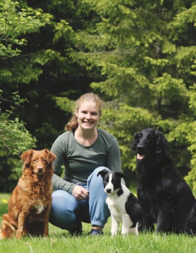 Kuva jossa Sofia Haapanen kolmen koiransa kanssa